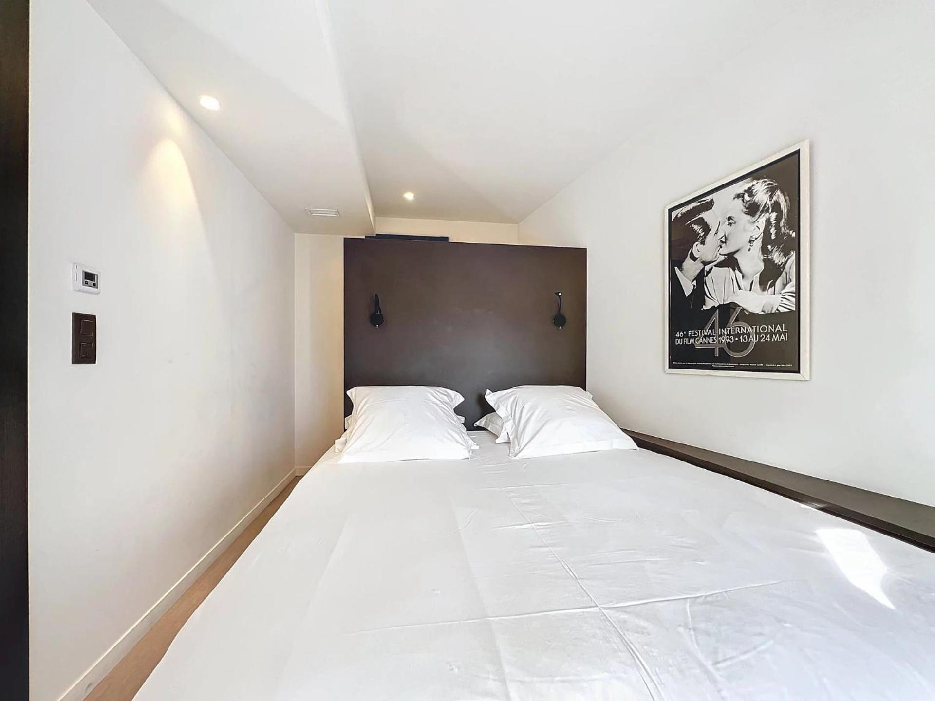 3p Between Croisette Beaches And Antibes Street *