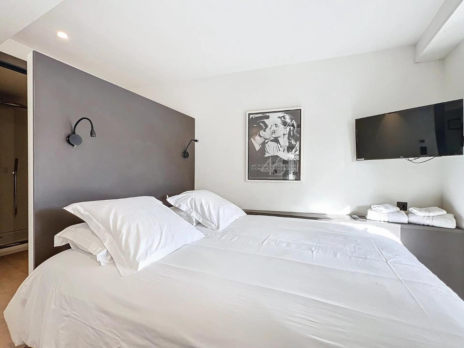 3p Between Croisette Beaches And Antibes Street Cannes