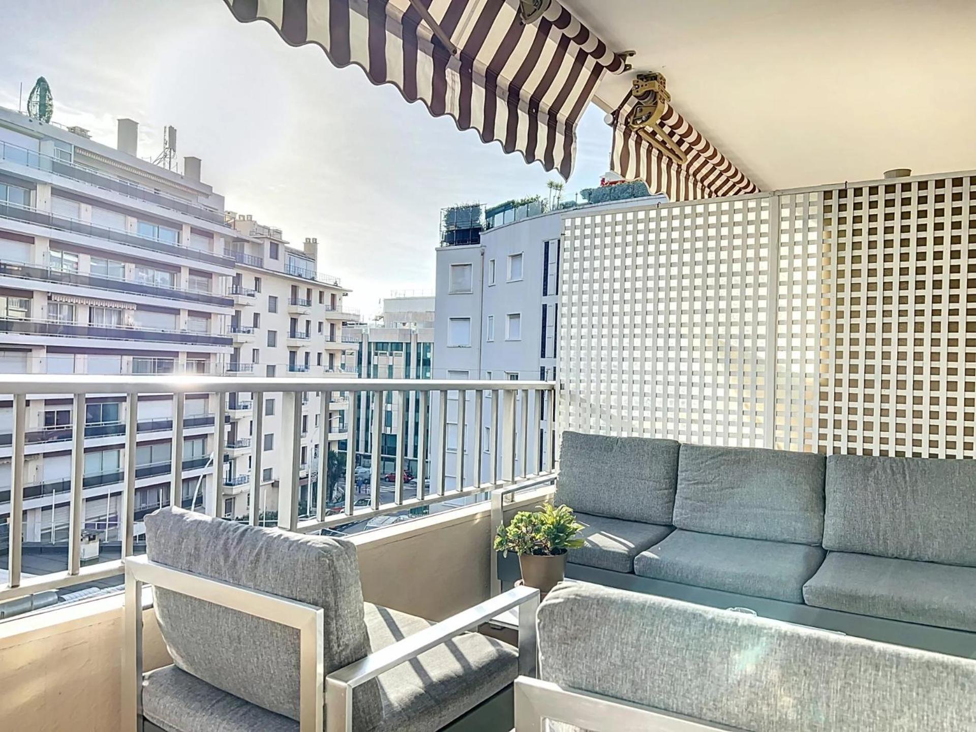 3p Between Croisette Beaches And Antibes Street *