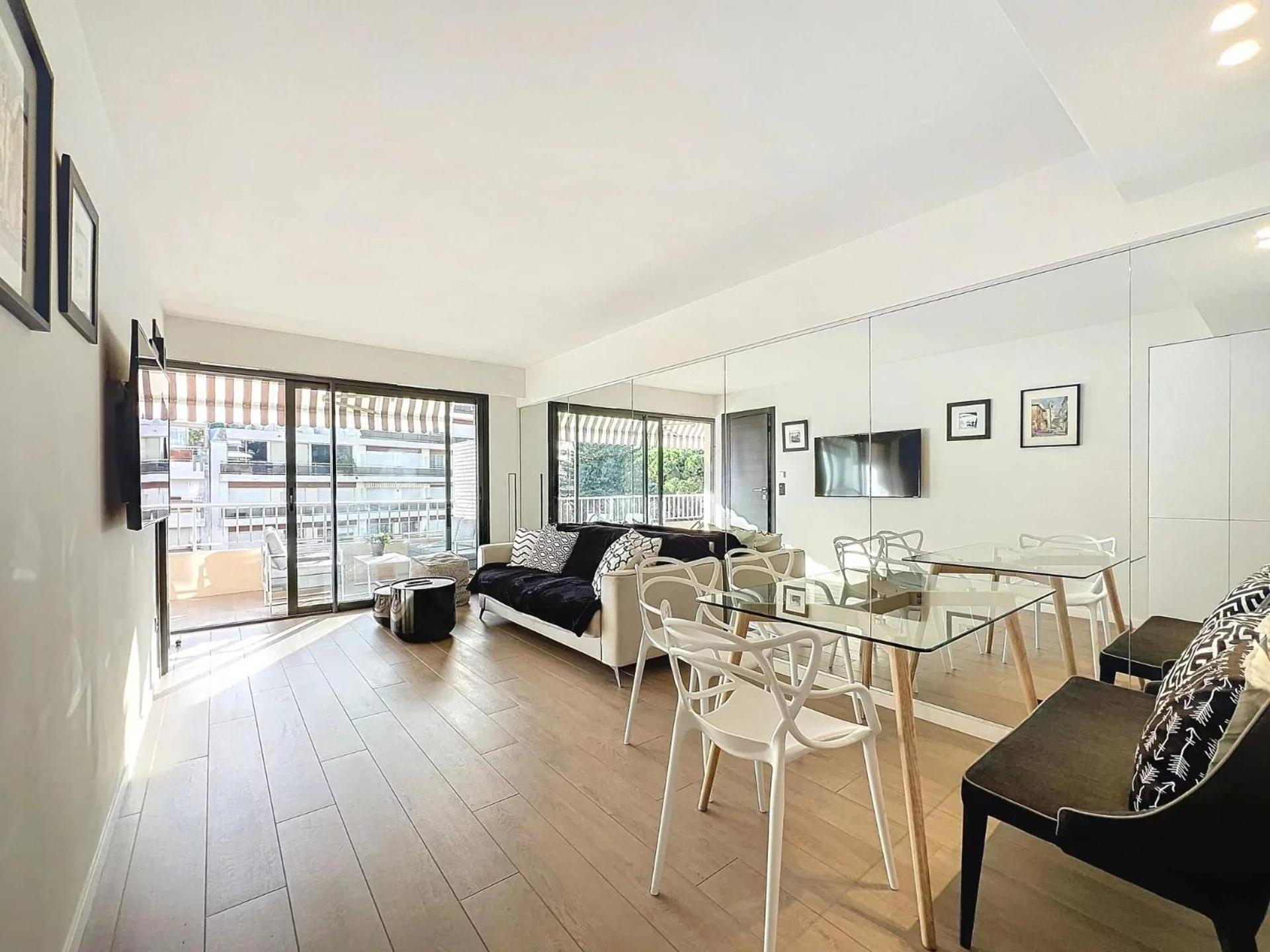 3p Between Croisette Beaches And Antibes Street Apartment Cannes