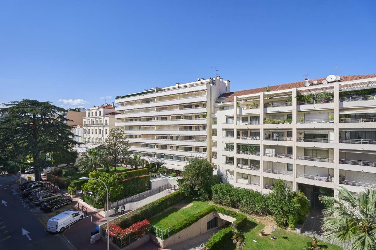 3p Between Croisette Beaches And Antibes Street
